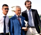 Il dott. Luigi Colasanti (al centro) riceve il Premio per la vittoria di Tuttipaesi