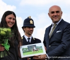 Stella Giordano viene premiata come allenatrice di Vanessa del Cardo per la vittoria nel Premio Gignese dal Dr. Schiavolin