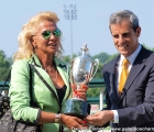 La Sig.ra Borsani (Immobiliare Casa Paola) ritira il Premio per la vittoria della sua Lady Dutch nel Premio Vittorio Crespi