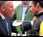 Richard Hannon si complimenta con Stephane Pasquier per la meritata vittoria 