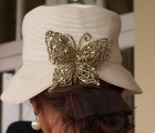 Un'elegante cappellino con applicazione dorata in tema