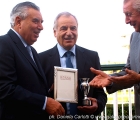Giuseppe ed Alduino Botti ricevono dal Marchese Fassati la targa come allenatori del vincitore del Premio Fassati