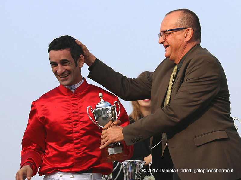 Il giornalista Marco Vizzardelli premia il fantino Fabio Branca per la vittoria nel Premio Madonnina in sella a Sadilla