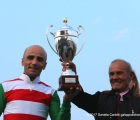 Il fantino Dario Vargiu ritira il premio per la vittoria di Full Drago nel GP Jockey Club G2