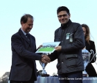 Il giornalista Enrico Landoni  premia il proprietario di Royal Youmzain per la vittoria nel Gran Critrerium G2