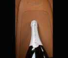 Lo champagne Comte de Montaigne a bordo di una favolosa Aston Martin