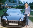 Ileana Turrini con l'Aston Martin V8 Vantage S