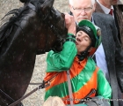 Miki Cadeddu bacia Nepal dopo la vittoria nelle Oaks 2016