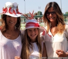 L'allenatrice Laura Grizzetti con la figlia e la sorella (che ha creato i curiosi cappelli indossati nella foto), in Tribuna Proprietari durante la giornata del Gran Premio di Milano 2014.