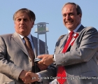 Raffaele Biondi premiato dal dott. Sandi per la vittoria del G.P. di Milano.