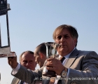 Il trainer Raffaele Biondi con le coppe per la vittoria di Benvenue nel Gran Premio di Milano 2014 (G1).