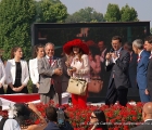 Marta Brivio Sforza viene premiata per il miglior cappello della giornata del G.P. di Milano. 
