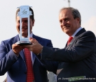 Stefano Botti riceve dal dott. Sandi la coppa all'allenatore per la vittoria del GP di Milano 2015