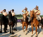 Militari a cavallo fanno il saluto durante l'inno d'Italia