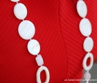 Collana bianca in madreperla su abito rosso per la sig.ra Clelia Camogli