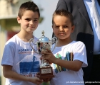 I due figli di Dario Vargiu mostrano orgogliosi la coppa appena vinta dal loro papà