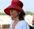 Un'elegante proprietaria con un delizioso cappello in rosso