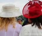 Eleganti cappelli in tema durante il Super Sunday in bianco e rosso