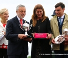 I proprietari dell' allevamento La Nuova Sbarra (a sinistra) vengono premiati assieme ai trainers Cristiana Brivio ed Endo Botti per la vittoria di Kaspersky nel Premio Carlo Vittadini (G3)