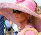 La proprietaria della Scuderia Australia con un affascinante cappello rosa per la giornata delle Oaks d'Italia