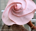 Un curioso quanto elegante cappello in rosa