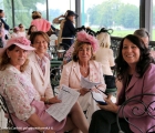 Eleganti proprietarie e allevatrici in rosa per la giornata in rosa delle Oaks d’Italia