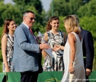 Il dott. Salice proprietario di Fadiganoo (Sc. Rencati) riceve la coppa per la vittoria del Premio Ettore Tagliabue
