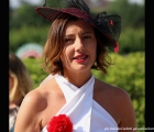 La sig.ra Luisa Marzullo con uno splendido abito bianco ed accessori in rosso