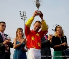 Il jockey Tierry Thulliez viene premiato per la vittoria nel Premio Segio Cumani 