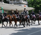Polizia, carabinieri e militari a cavallo precedono il corteo in arrivo nel Piazzale dello Sport