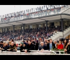 Il folto pubblico all'Ippodromo di Milano Galoppo durante la giornata del Jockey Club