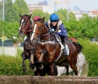 Recently Acquired al salto del passaggio davanti alle Tribune è in testa al Grande Steeple Chase di Milano (G1) 