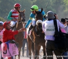  Dario Vargiu si complimenta con Nicola Pinna in sella a Folega dopo la vittoria nelle Oaks d'Italia 2017