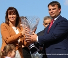Federica Villa proprietaria di Sweet Gentle Kiss riceve la coppa di cristallo per la vittoria del Premio Coolmore