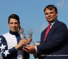 Cristian Demuro riceve la coppa di cristallo per la vittoria del Premio Coolmore