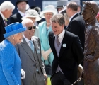 The Queen unveils a statue of Lester Piggott as the legendary jockey looks on