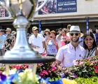 Gulfstream Park 2020: fans-with-the-trophy