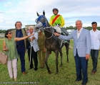 La vincitrice Miss Saigon con a destra il proprietario Mr. K. N. Dhunjibhoy  anche proprietario dell'allevamento Nanoli Stud Farm