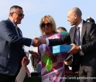 Il dott. Salice viene premiato dal Dr. Vincenzo Gautieri della NBF Lanes e dalla Sig.ra Isabella Bezzera per la vittoria di Folega nelle Oaks D'Italia (G2)