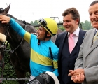 Finidaprest nello stallo del vincitore con il suo team, da sinistra: Dario Vargiu, l'allenatore Stefano Botti ed il proprietario Dr. Salice della Sc. Rencati