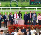 Premiazione delle Oaks d'Italia 2015, da sinistra: Giuseppe Botti, Frank Turner, Peter Schiergen, Robert Havlin, Giorgio Sandi, Stefano Luciani, Stefano Marzullo, la Sig.ra Sandi e Tiziana Sozzi 