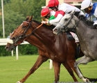 La tedesca Lovelyn con in sella Robert Havlin (al centro) sferra l'attacco a Joyful Hope, all'esterno Full of Beauty.