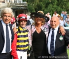 Il team di Grey Greezly al tondino del Premio Trenno, da sinistra: il Dr. Brischetto, il fantino Fabio Branca, la Sig.ra Mariella Borsani, l' allenatore Luciano D'Auria