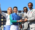 Il jockey Antonio Fresu premiato per la vittoria on board di Akoya