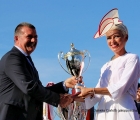 Da destra: la D.ssa Silvia Saltamartini (Mipaaft) premia il trainer Riccardo Santini per la vittoria nelle Oaks d'Italia 2019