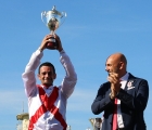 Da destra: il Dr. Fabio Schiavolin premia il jockey Fabio Branca per la vittoria nelle Oaks d'Italia 2019