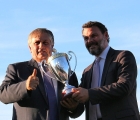 Da sinistra: Il trainer Raffaele Biondi viene premiato dal Dr. Fabio mari per la vittoria del suo allievo Assiro nel GP di Milano 2019 