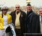 Il team di Rossese: da destra il trainer Diego Dettori, il proprietario Alberto Ciampa, il fantino Claudio Colombi