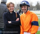 L'allenatrice e proprietaria Cristiana Signorelli con il fantino Ivan Rossi al tondino del Premio Altieri