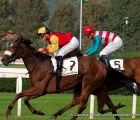 Mickael Barzalona in sella a Sakamira, vince il Premio Coolmore davanti a Dario Vargiu in sella a Money Drop